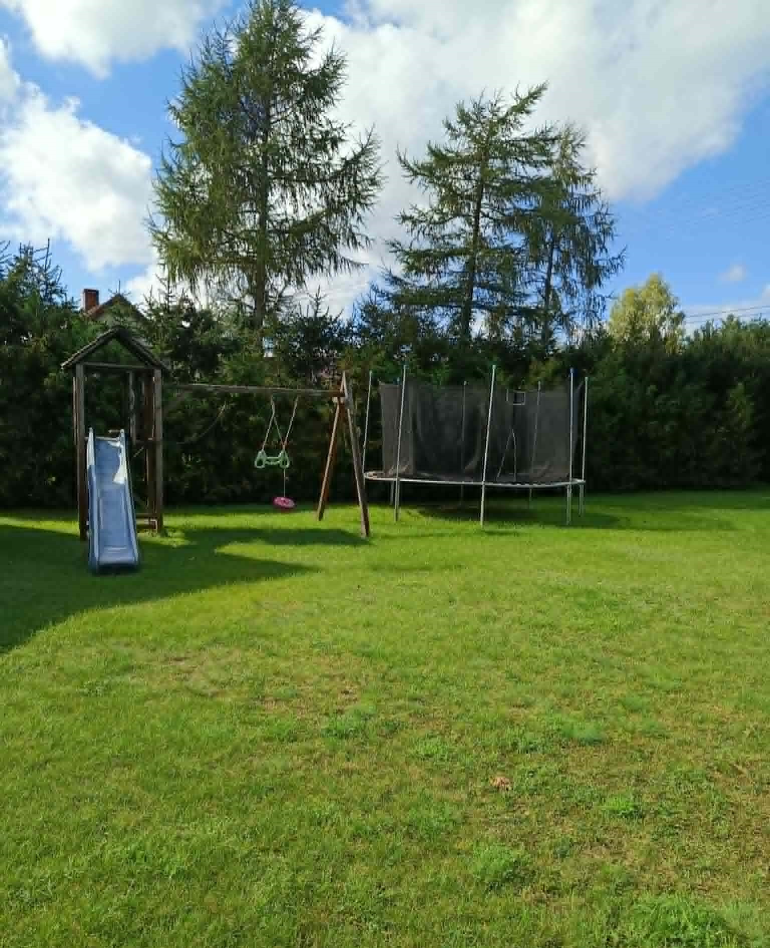 Plac zabaw z trampoliną